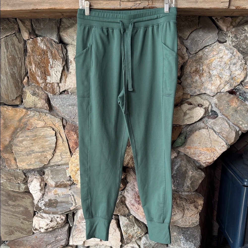 Fabletics Forest Green Pull-up Joggers w/ Side Pockets Women’s Medium